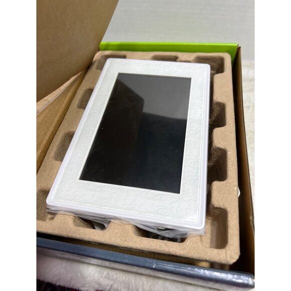 Insignia Digital Picture Display with 3 interchangeable faceplates New - Picture 3 of 10